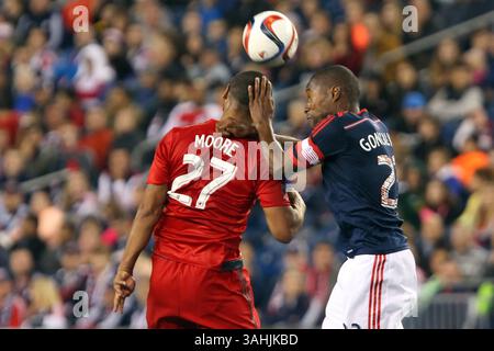 Mai 2015; Foxborough, MA, USA; Torontos FC-Stürmer Luke Moore (27) und der New England Revolution Verteidiger Jose Goncalves (23) in der zweiten Hälfte eines MLS-Spiels zwischen der New England Revolution und Toronto FC im Gillette Stadium. New England und Toronto spielten 1-1 Unentschieden. Anthony Nesmith/CSM. (Kreditbild: © Anthony Nesmith/Cal Sport Media/ZUMAPRESS.com) Stockfoto