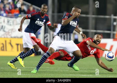 Mai 2015; Foxborough, MA, USA; der Torontos FC-Stürmer Luke Moore (27), verteidigt durch den New England Revolution Verteidiger Jose Goncalves (23) und den New England Revolution Verteidiger Andrew Farrell (2), fällt während eines MLS-Spiels zwischen der New England Revolution und Toronto FC im Gillette Stadium ins Rasen. New England und Toronto spielten 1-1 Unentschieden. Anthony Nesmith/CSM. (Kreditbild: © Anthony Nesmith/Cal Sport Media/ZUMAPRESS.com) Stockfoto