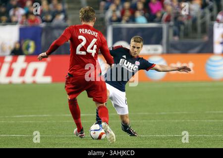 Mai 2015; Foxborough, MA, USA; der Mittelfeldspieler Scott Caldwell (6) und der Toronto FC-Verteidiger Damien Perquis (24) in einem MLS-Spiel zwischen der New England Revolution und Toronto FC im Gillette Stadium. New England und Toronto spielten 1-1 Unentschieden. Anthony Nesmith/CSM. (Kreditbild: © Anthony Nesmith/Cal Sport Media/ZUMAPRESS.com) Stockfoto