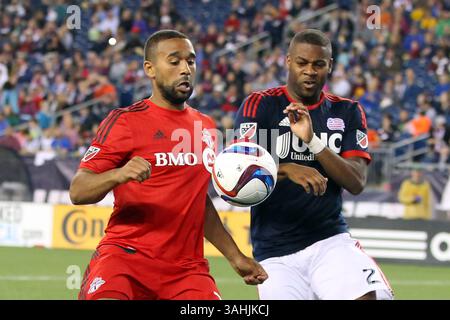 Mai 2015; Foxborough, MA, USA; Torontos FC-Stürmer Luke Moore (27) und der New England Revolution Verteidiger Andrew Farrell (2) im Gillette Stadium in Aktion. New England und Toronto spielten 1-1 Unentschieden. Anthony Nesmith/CSM. (Kreditbild: © Anthony Nesmith/Cal Sport Media/ZUMAPRESS.com) Stockfoto