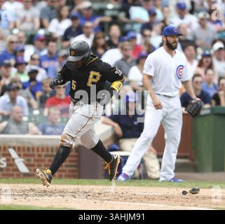17. Mai 2015 – Chicago, IL, USA – Josh Harrison (5) der Pittsburgh Pirates trifft am Sonntag, den 17. Mai 2015 im Wrigley Field in Chicago auf eine Single von Francisco Cervelli. (Bild: © Nuccio Dinuzzo/TNS/ZUMA Wire) Stockfoto