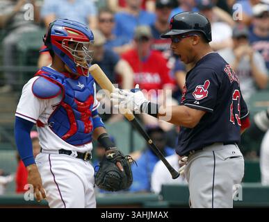 17. Mai 2015: Arlington, TX, USA - Michael Brantley, rechts, der sich im dritten Inning gegen die Texas Rangers im Globe Life Park in Arlington, Texas, am Sonntag, den 17. Mai 2015 aufhält. Die Rangers haben mit 5:1 gewonnen. (Bild: © Richard W. Rodriguez/TNS/ZUMA Wire) Stockfoto