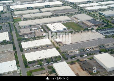 Blick aus der Vogelperspektive auf den weitläufigen Industriekomplex mit zahlreichen großen Lagerhäusern und Parkplätzen. Oregon, USA Stockfoto
