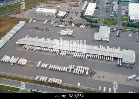 Luftaufnahme eines großen Verteilerzentrums mit zahlreichen geparkten Lkw und Anhängern. Oregon, USA Stockfoto