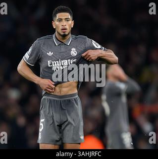 London, Großbritannien. April 2025. Arsenal gegen Real Madrid - Champions League-Viertelfinale - Emirates Stadium. Jude Bellingham warf beim letzten Pfiff nach der Niederlage gegen Arsenal 3-0 in die Tiefe. Bildnachweis: Mark Pain/Alamy Live News Stockfoto