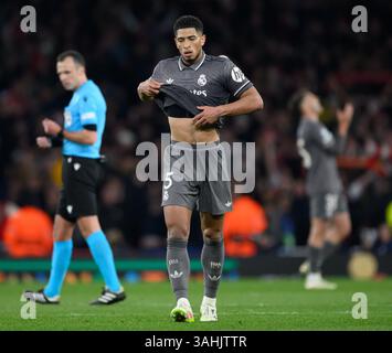 London, Großbritannien. April 2025. Arsenal gegen Real Madrid - Champions League-Viertelfinale - Emirates Stadium. Jude Bellingham warf beim letzten Pfiff nach der Niederlage gegen Arsenal 3-0 in die Tiefe. Bildnachweis: Mark Pain/Alamy Live News Stockfoto