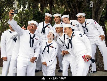 3. Mai 2017 - Port Everglades, Florida, USA - Seeleute posieren für ein Selfie bei der 27. Jährlichen Flottenwoche Port Everglades All Hands on Deck Welcome Party. Die Flottenwoche Port Everglades bietet den Bürgern Südfloridas die Gelegenheit, aus erster Hand die neuesten Fähigkeiten der heutigen Seeverkehrsdienste zu erleben und ein besseres Verständnis dafür zu gewinnen, wie die Seeverkehrsdienste die nationale Verteidigung der Vereinigten Staaten unterstützen. (Kreditbild: © Bill Dodge/US Navy Via ZUMA Wire/ZUMAPRESS.com) Stockfoto