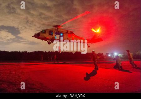 12. April 2017 - Virginia Beach, Virginia, USA - Techniker für die Entsorgung von Sprengstoffverordnungen, die der Sprengstoffverordnungs-Gruppe (EODGRU) 2 zugewiesen sind, schnelles Seil von einem MH-60S Sea Hawk Hubschrauber, der den „Nightdippers“ der Helicopter Sea Combat Squadron 5 während des Trainings für die Seilaufhängungstechnik (HRST) in der Joint Expeditionary Base Fort Story zugewiesen wurde. EODGRU 2 hat seinen Hauptsitz in der Joint Expeditionary Base Little Creek-Fort Story und überwacht Mobile Diving and Salvage Unit Two (MDSU 2) und alle mobilen Einheiten der Navy EOD an der Ostküste. (Bild: © Charles Oki/US Navy Via ZUMA Wire/ZUMA Stockfoto