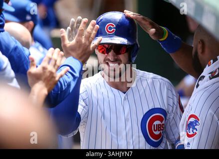 25. Mai 2017 – Chicago, IL, USA – der dritte Baseman Kris Bryant der Chicago Cubs feiert seinen Heimlauf im ersten Inning Donnerstag, den 25. Mai 2017 im Wrigley Field in Chicago. (Bild: © Brian Cassella/TNS via ZUMA Wire) Stockfoto