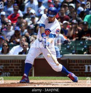 25. Mai 2017 - Chicago, IL, USA - der zweite Baseman Ben Zobrist der Chicago Cubs verdoppelt am Donnerstag, 25. Mai 2017 im Wrigley Field in Chicago, Illinois im dritten Inning gegen die San Francisco Giants (Credit Image: © Brian Cassella/TNS Via ZUMA Wire) Stockfoto