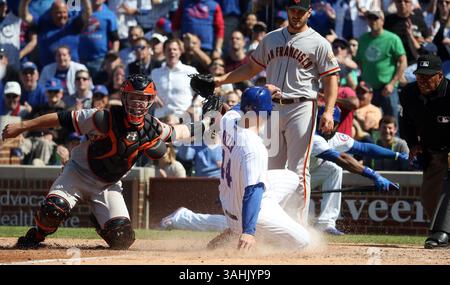 25. Mai 2017 - Chicago, IL, USA - Chicago Cubs erster Baseman Anthony Rizzo (44) punktet vor einem Tag von San Francisco Giants Catcher Buster Posey im achten Inning Donnerstag, 25. Mai 2017 im Wrigley Field in Chicago, Illinois (Credit Image: © Brian Cassella/TNS via ZUMA Wire) Stockfoto