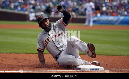 25. Mai 2017: Chicago, IL, USA – Denard Span (2) der San Francisco Giants ist im ersten Inning am Donnerstag, den 25. Mai 2017, im Wrigley Field in Chicago auf die dritte Basis vorgetreten. (Bild: © Brian Cassella/TNS via ZUMA Wire) Stockfoto