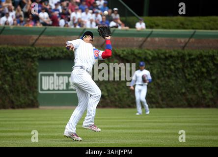 25. Mai 2017 – Chicago, IL, USA – Chicago Cubs Shortstop Javier Baez (9) fängt beim ersten Inning Donnerstag, den 25. Mai 2017, im Wrigley Field in Chicago ein Popup. (Bild: © Brian Cassella/TNS via ZUMA Wire) Stockfoto