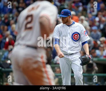 25. Mai 2017 – Chicago, IL, USA – Chicago Cubs Starting Pitcher Eddie Butler verlässt den Hügel, als Denard Span im ersten Inning am Donnerstag, den 25. Mai 2017 im Wrigley Field in Chicago erzielte. (Bild: © Brian Cassella/TNS via ZUMA Wire) Stockfoto