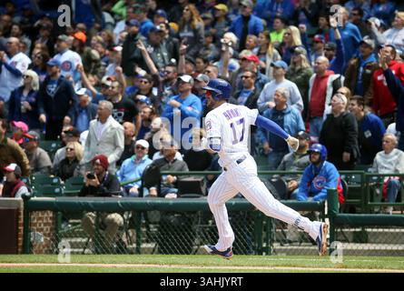 25. Mai 2017 – Chicago, IL, USA – der dritte Baseman Kris Bryant der Chicago Cubs startet im ersten Inning am Donnerstag, den 25. Mai 2017 im Wrigley Field in Chicago einen Home Run vor den San Francisco Giants. (Bild: © Brian Cassella/TNS via ZUMA Wire) Stockfoto