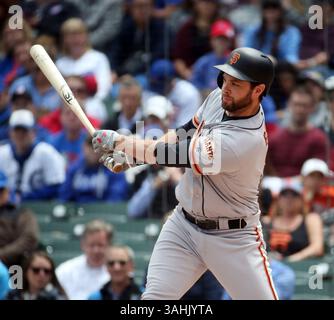 25. Mai 2017 – Chicago, IL, USA – San Francisco Giants erster Baseman Brandon Belt (9) trifft im ersten Inning Donnerstag, den 25. Mai 2017, im Wrigley Field in Chicago einen RBI-Doppel vor Chicago Cubs. (Bild: © Brian Cassella/TNS via ZUMA Wire) Stockfoto