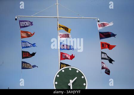 25. Mai 2017 – Chicago, IL, USA – die Chicago Cubs-Flagge fliegt am Donnerstag, 25. Mai 2017 im Wrigley Field in Chicago auf Platz drei. (Bild: © Brian Cassella/TNS via ZUMA Wire) Stockfoto