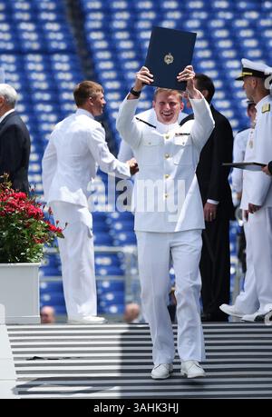 26. Mai 2017 - Annapolis, MD, USA - Timothy Cheston Shutack der Thirteenth Company verlässt die Bühne mit seinem Diplom an der United States Naval Academy Class of 2017 Graduierung und Inbetriebnahme-Zeremonie Freitag, 26. Mai 2017 im Navy-Marine Corps Memorial Stadium in Annapolis, MD. (Kreditbild: © Paul W. Gillespie/TNS via ZUMA Wire) Stockfoto