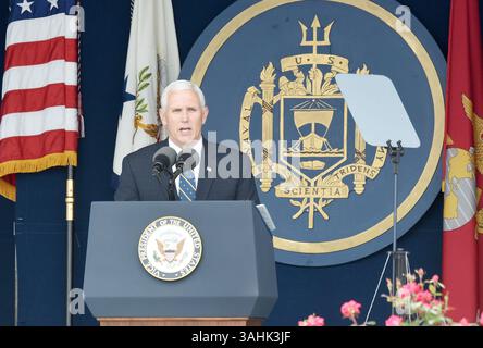 26. Mai 2017 - Annapolis, MD, USA - Vizepräsident Mike Pence hält Bemerkungen bei der Abschlussfeier der United States Naval Academy Class of 2017 am Freitag, 26. Mai 2017 im Navy-Marine Corps Memorial Stadium in Annapolis, MD. (Foto: © Paul W. Gillespie/TNS via ZUMA Wire) Stockfoto