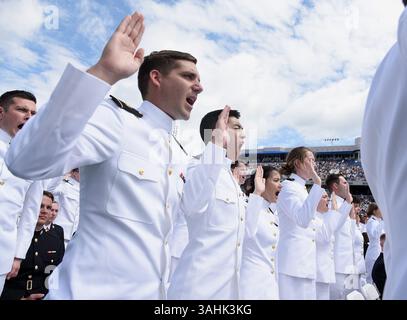 26. Mai 2017 - Annapolis, MD, USA - Midshipmen leisten ihren Amtseid mit den Worten „Ich tue“, um Fähnrich in der United States Navy zu werden bei der Abschlussfeier der United States Naval Academy Class of 2017 am Freitag, 26. Mai 2017 im Navy-Marine Corps Memorial Stadium in Annapolis, MD. (Kreditbild: © Paul W. Gillespie/TNS via ZUMA Wire) Stockfoto