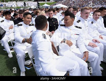 26. Mai 2017 - Annapolis, MD, USA - neu in Dienst gestellte Navy Ensigns und Marine 2nd LTS. Gratuliere einander nach ihrem Amtseid bei der Abschlussfeier der United States Naval Academy Class of 2017 am Freitag, 26. Mai 2017 im Navy-Marine Corps Memorial Stadium in Annapolis, MD. (Foto: © Paul W. Gillespie/TNS Via ZUMA Wire) Stockfoto