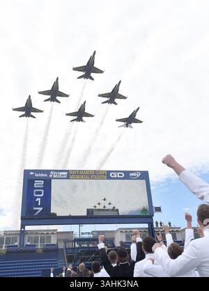 26. Mai 2017 - Annapolis, MD, USA - die Blue Angels fliegen über die Zeremonie der United States Naval Academy, Klasse 2017, Abschlussfeier und Inbetriebnahme Freitag, 26. Mai 2017 im Navy-Marine Corps Memorial Stadium in Annapolis, MD. (Foto: © Paul W. Gillespie/TNS via ZUMA Wire) Stockfoto