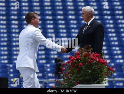 26. Mai 2017 - Annapolis, MD, USA - Timothy Cheston Shutack der Thirteenth Company nimmt die Bühne, um sein Diplom und einen Handschlag von Vizepräsident Mike Pence bei der Abschlussfeier der United States Naval Academy Class of 2017 zu erhalten Freitag, 26. Mai 2017 im Navy-Marine Corps Memorial Stadium in Annapolis, MD. (Kreditbild: © Paul W. Gillespie/TNS via ZUMA Wire) Stockfoto