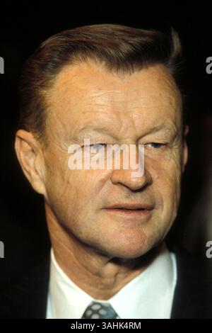 26. Mai 2017 - Aktenfoto - ZBIGNIEW BRZEZINSKI, der als Berater für nationale Sicherheit von Präsident Carter beim Umsturz wirtschaftlicher Schranken zwischen der Sowjetunion, China und dem Westen half, starb am Freitag. Er war 89. Abbildung: 03. November 1983; Washington, DC, USA; ehemaliger nationaler Sicherheitsberater des Präsidenten der Vereinigten Staaten, Berater am Zentrum für strategische und internationale Studien ZBIGNIEW BRZEZINSKI. (Bild: Al Stephenson/ZUMAPRESS.com) Stockfoto