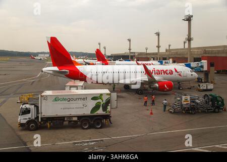 Ein Catering und ein Tankwagen und die Flugzeuge von Avianca im internationalen Flughafen Gurualhos, Sao Paulo, Brasilien Stockfoto