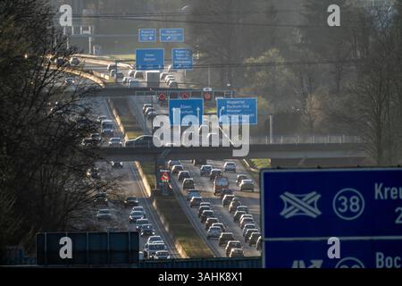 Autobahn A40, dichter, langsam fahrender Verkehr, abendliche Rushhour am Abzweig Bochum Werne, Nordrhein-Westfalen, Deutschland, Stockfoto