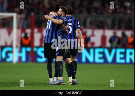 Carlos Augusto vom FC Internazionale und Yann Aurel Bisseck feiern am 8. April 2025 in München das erste Legspiel der UEFA Champions League 2024/25 zwischen dem FC Bayern München und dem FC Internazionale. Stockfoto