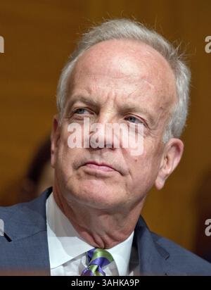 27. Juni 2017 - Washington, District of Columbia, Vereinigte Staaten von Amerika - Senator Jerry Moran (Republikaner von Kansas) hört Jay Clayton, Chairman der US Securities and Exchange Commission, zu. und J. Christopher Giancarlo, amtierender Vorsitzender der Commodity Futures Trading Commission, sagte vor dem Unterausschuss für Mittel des US-Senats für Finanzdienstleistungen und eine Anhörung aus, um die vorgeschlagenen Haushaltsvoranschläge und die Begründung für das Geschäftsjahr 2018 für die SEC und die CFTC auf Capitol Hill in Washington, DC am Dienstag, den 27. Juni 2017 zu prüfen. Credit: Ron Sachs / CNP Stockfoto
