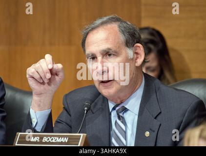 27. Juni 2017 – Washington, District of Columbia, Vereinigte Staaten von Amerika – US-Senator John Boozman (Republikaner von Arkansas) fragt Jay Clayton, Chairman der US Securities and Exchange Commission, und J. Christopher Giancarlo, amtierender Vorsitzender der Commodity Futures Trading Commission, während sie vor dem US-Senat Committee on Appropriations SubCommittee on Financial Services and General Government Hearing aussagen, um die vorgeschlagenen Haushaltsvoranschläge und die Begründung für das Geschäftsjahr 2018 für die SEC und die CFTC auf Capitol Hill in Washington, DC am Dienstag, den 27. Juni 2017 zu prüfen Stockfoto