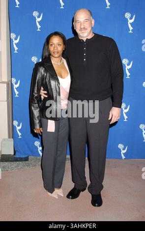 Februar 2004 – North Hollywood, CA, USA – 17. Februar 2004; North Hollywood, CA, USA; Regisseur und Co-Executive Producer ROB SCHILLER und Frau Barbara während eines exklusiven Blicks hinter die Kulissen der CBS-Komödie „King of Queens“, die an der Academy of Television Arts & Sciences gehalten wurde, Mandatory Credit: Photo by Laura Farr/AdMedia. (â) Copyright 2003 von Laura Farr Stockfoto