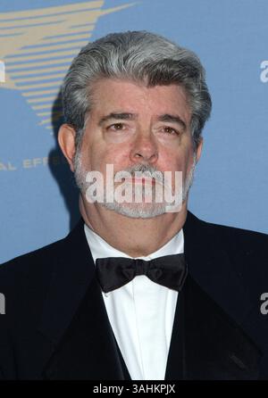 Februar 2004 – Hollywood, CA, USA – 18. Februar 2004; Hollywood, CA, USA; Regisseur GEORGE LUCAS während der 2. jährlichen Visual Effects Society Awards im Hollywood Palladium. Obligatorische Gutschrift: Foto von Laura Farr/AdMedia. (â) Copyright 2003 von Laura Farr Stockfoto