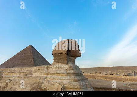 Kairo, Ägypten; 20. Januar 2024: Der zeitlose Wächter, die Sphinx von Gizeh, die die Pyramiden auf dem ägyptischen Nil-Westjordanland bewacht. Stockfoto