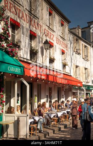 Frankreich, Paris, Montmartre, Place du Tertre, Gäste bei Sonnenschein vor dem Restaurant Chez Eugene Stockfoto