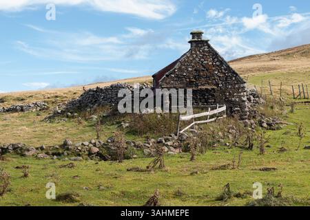 Shepherd’s Shelter – Eine Steinhütte im Highland Silence Stockfoto