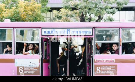 Bangkok, Thailand - 9. Mai 2017 : Unbekannte reisen mit dem Bus in Bangkok. Busse sind eines der wichtigsten öffentlichen Verkehrsmittel in Bangkok Stockfoto