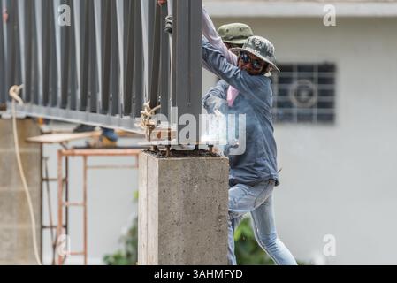 Bangkok, Thailand - 18. Mai 2017 : Unbekannte sind Bauarbeiter oder professionelle Arbeit für den Bau eines Bauherstellers auf der Baustelle. Stockfoto