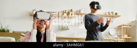 Ein glückliches Paar genießt die virtuelle Realität zu Hause in ihrem stilvollen Wohnzimmer, Banner Stockfoto