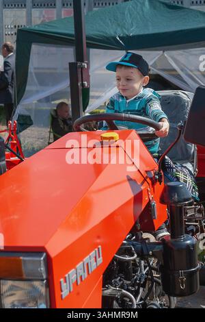 Istra, Region Moskau, Russland. August 2019. Minitraktor der russischen Pflanze Uralets. Landmaschinen werden auf einer Landwirtschaftsmesse vorgestellt Stockfoto