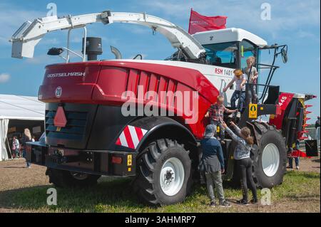 Istra, Region Moskau, Russland. August 2019. Rostselmash Feldhäcksler. Ernteausrüstung wird bei einer landwirtschaftlichen Veranstaltung mit gezeigt Stockfoto