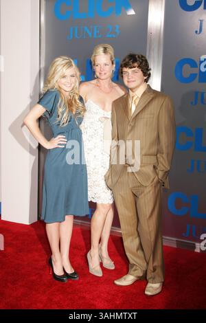 14. Juni 2006 – Westwood, Kalifornien, USA – 14. Juni 2006 – Westwood, Kalifornien – Lorraine Nicholson, Mutter Rebecca Broussard und Bruder Raymond Nicholson, Kinder von Jack Nicholson. „Click“ Los Angeles Premiere im Mann Village Theater. Foto: Russ Elliot/AdMedia Stockfoto