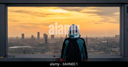Ein atemberaubender Blick aus der Luft über Kopenhagen bei Sonnenuntergang, mit satten Goldtönen, die die Stadt beleuchten, und einem erhöhten Blick auf den Sonnenuntergang über Kopenhagen mit Go Stockfoto