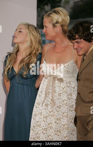 14. Juni 2006 – Westwood, Kalifornien, USA – 14. Juni 2006 – Westwood, Kalifornien – Lorraine Nicholson, Mutter Rebecca Broussard und Bruder Raymond Nicholson, Kinder von Jack Nicholson. „Click“ Los Angeles Premiere im Mann Village Theater. Foto: Russ Elliot/AdMedia Stockfoto
