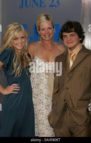 14. Juni 2006 – Westwood, Kalifornien, USA – 14. Juni 2006 – Westwood, Kalifornien – Lorraine Nicholson, Mutter Rebecca Broussard und Bruder Raymond Nicholson, Kinder von Jack Nicholson. „Click“ Los Angeles Premiere im Mann Village Theater. Foto: Russ Elliot/AdMedia Stockfoto