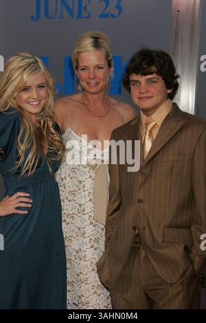 14. Juni 2006 – Westwood, Kalifornien, USA – 14. Juni 2006 – Westwood, Kalifornien – Lorraine Nicholson, Mutter Rebecca Broussard und Bruder Raymond Nicholson, Kinder von Jack Nicholson. „Click“ Los Angeles Premiere im Mann Village Theater. Foto: Russ Elliot/AdMedia Stockfoto