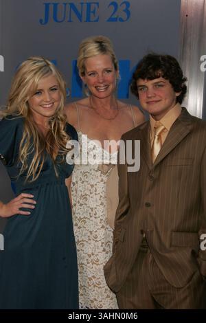 14. Juni 2006 – Westwood, Kalifornien, USA – 14. Juni 2006 – Westwood, Kalifornien – Lorraine Nicholson, Mutter Rebecca Broussard und Bruder Raymond Nicholson, Kinder von Jack Nicholson. „Click“ Los Angeles Premiere im Mann Village Theater. Foto: Russ Elliot/AdMedia Stockfoto