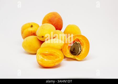 Pfirsiche, einer offen. Die Pfirsiche sind gelb und haben eine unscharfe Textur Stockfoto